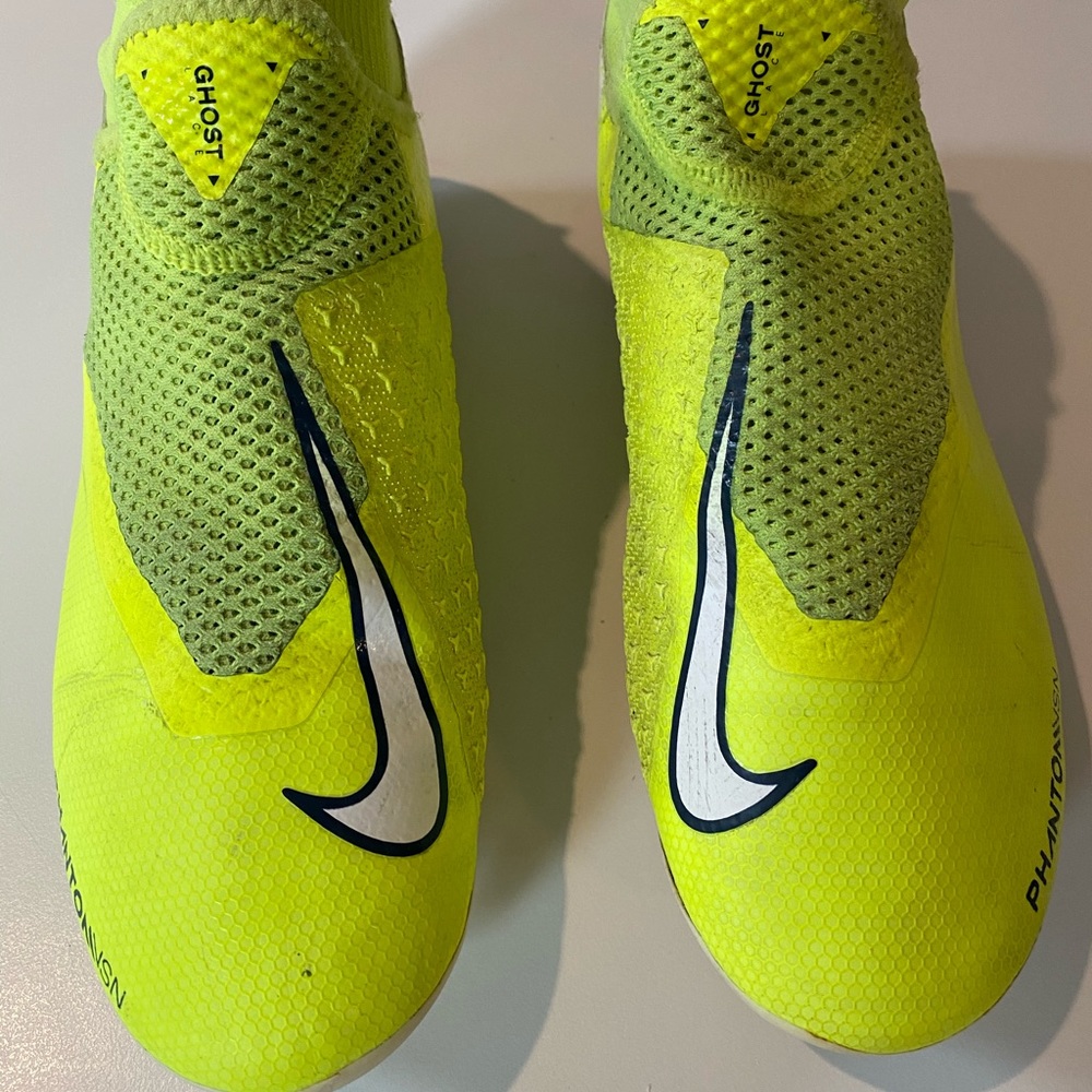 Soccer shoes